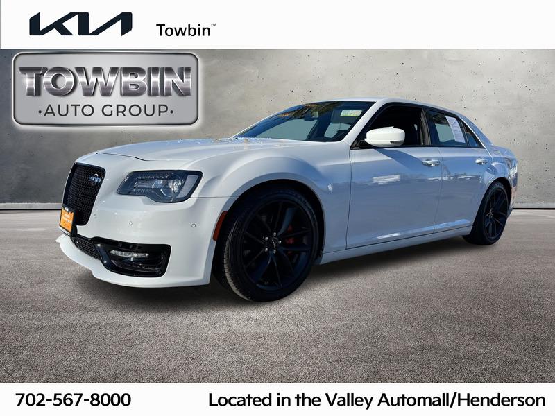 2023 Chrysler 300 C's photo