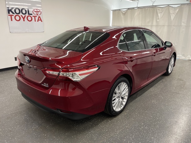 2020 Toyota Camry Hybrid XLE photo 2