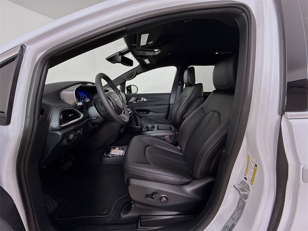 2025 Chrysler Pacifica photo 10