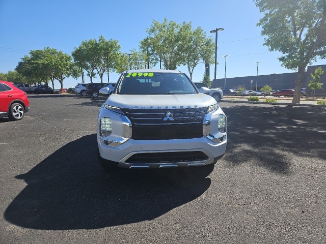 Used 2022 White Diamond Mitsubishi SE image 1