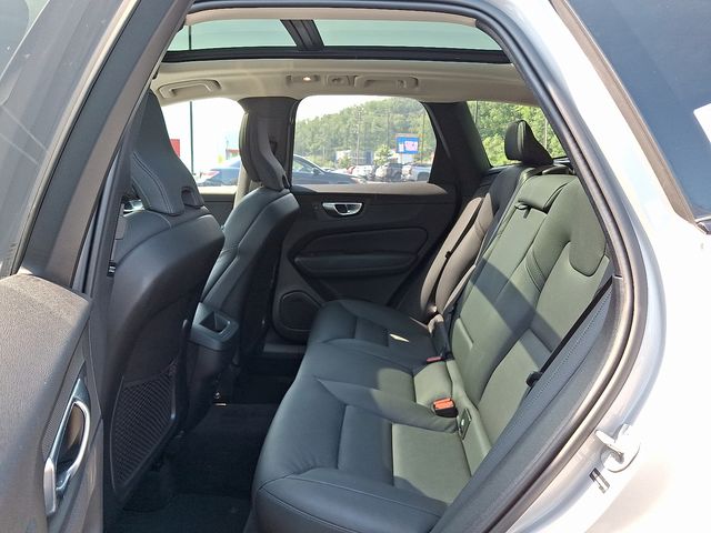 2025 Volvo XC60 B5 Plus photo 11