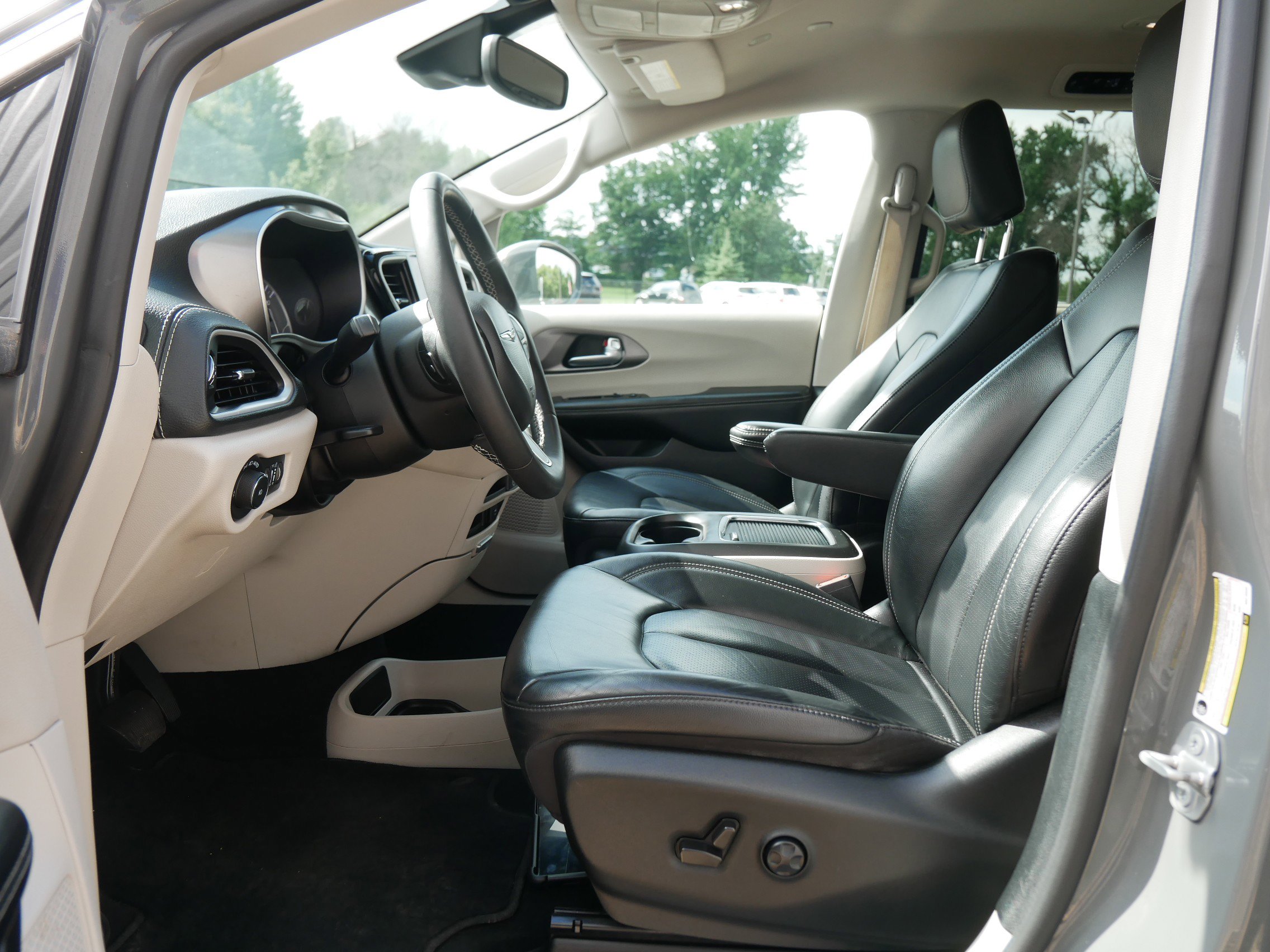 2022 Chrysler Pacifica Touring L photo 10