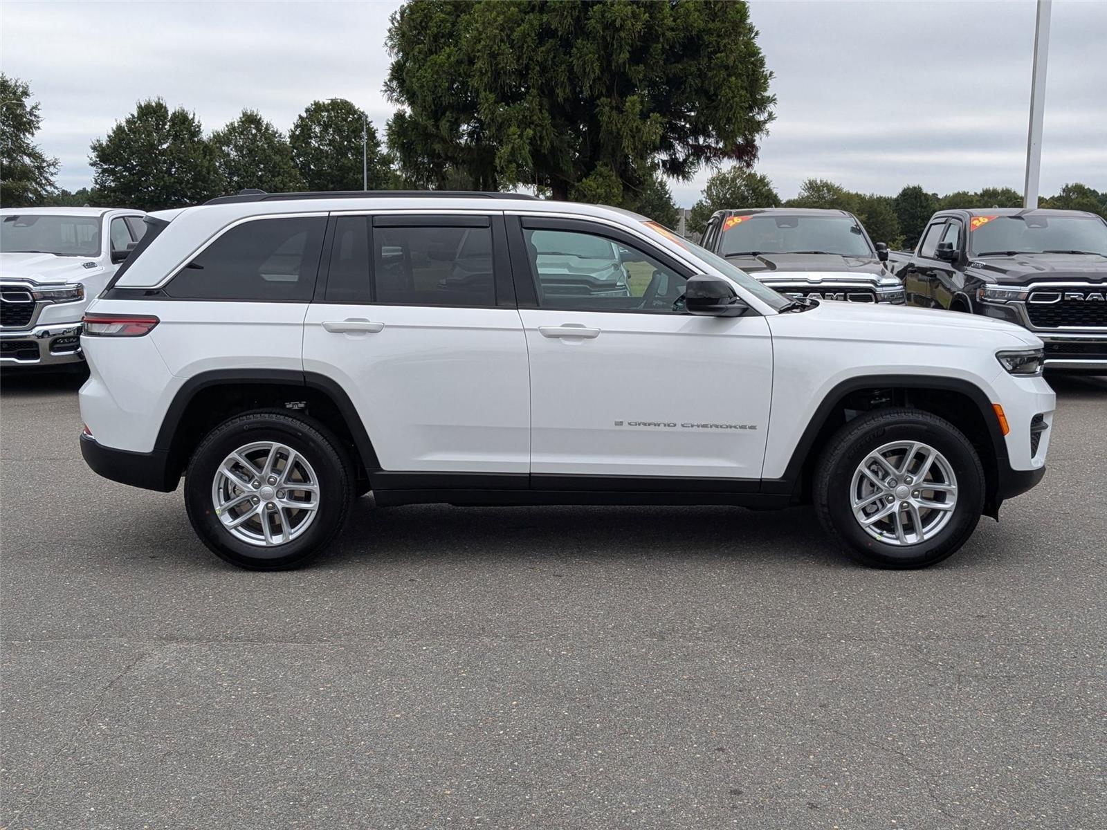 2025 Jeep Grand Cherokee Laredo X photo 4