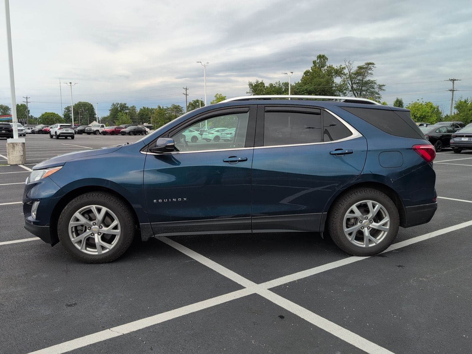 2019 Chevrolet Equinox LT photo 2