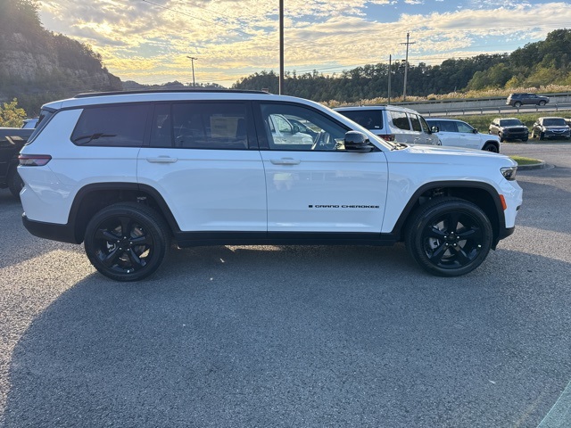 2025 Jeep Grand Cherokee Altitude photo 2