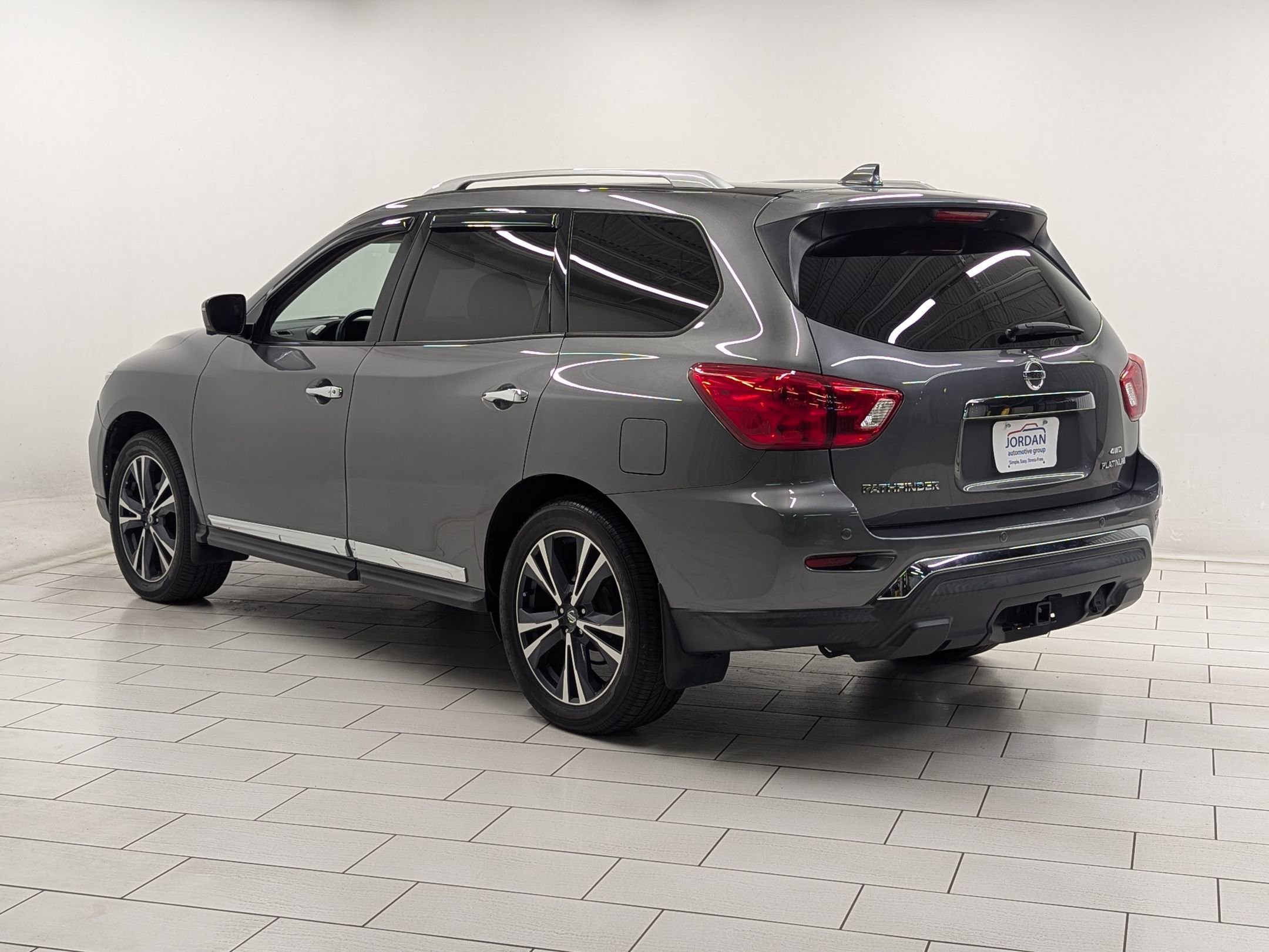 2019 Nissan Pathfinder Platinum photo 2