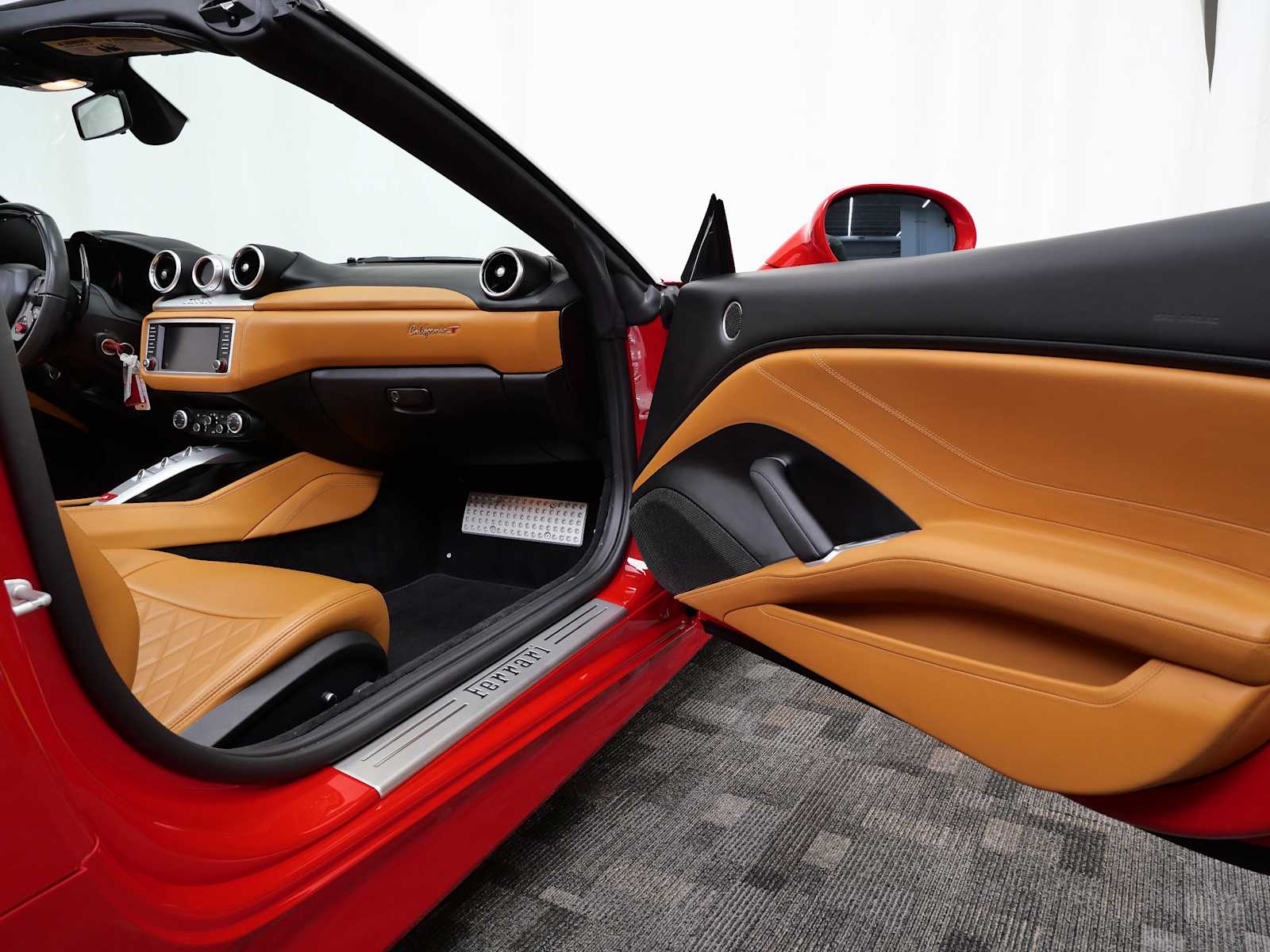 2017 Ferrari California T photo 15