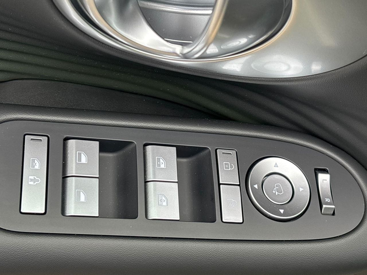 2026 Hyundai Ioniq SEL photo 7