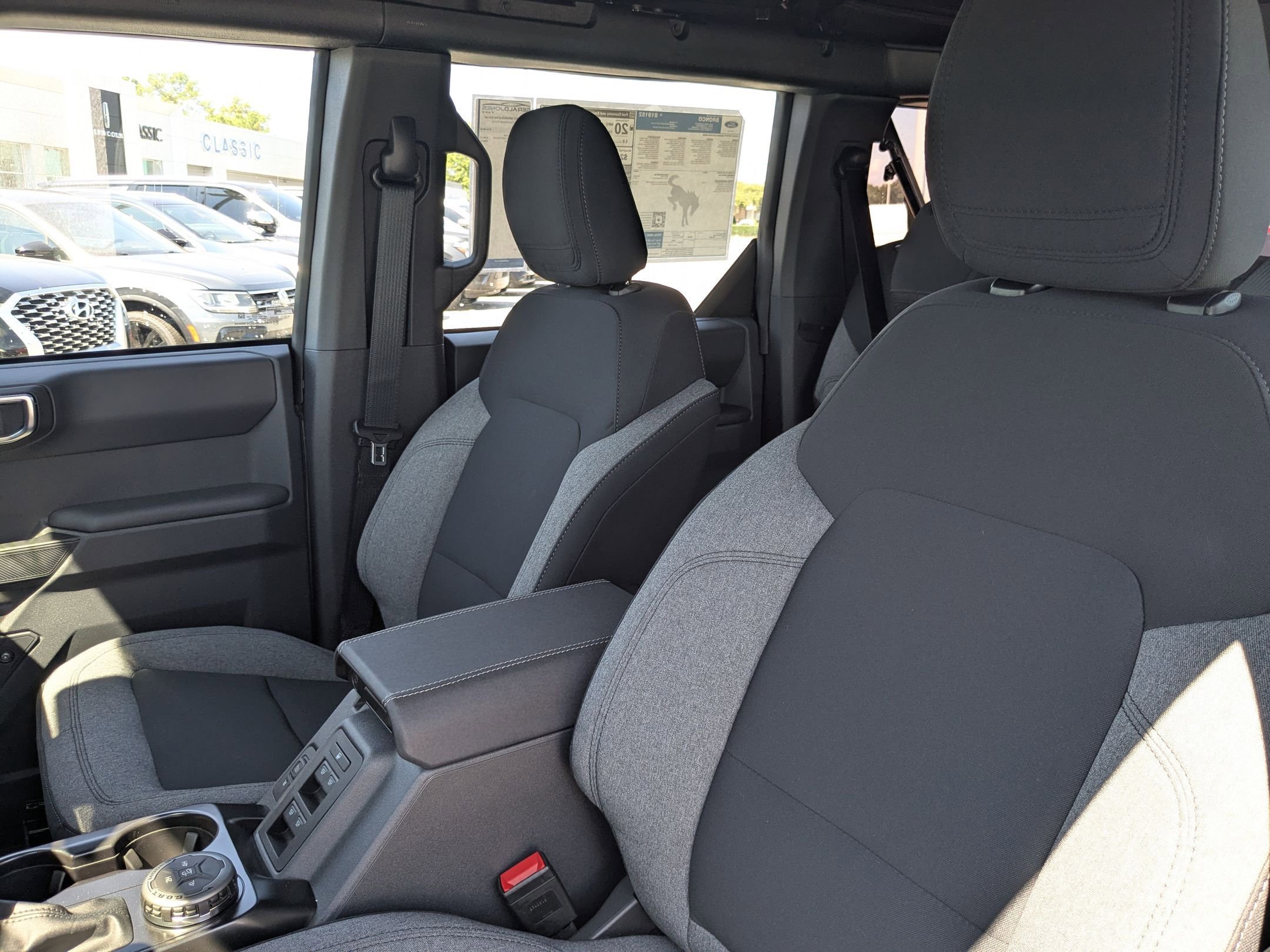2025 Ford Bronco Base photo 11