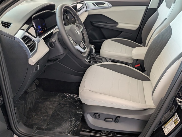 2025 Volkswagen Taos SE photo 2