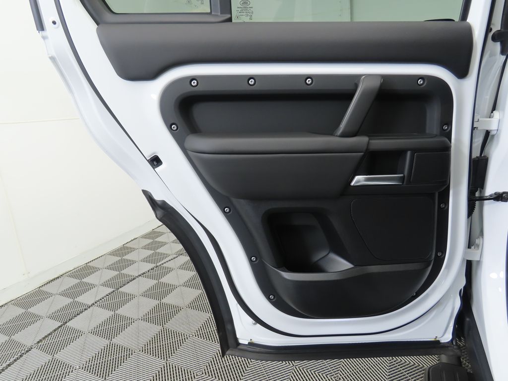 2025 Land Rover Defender 110 S photo 26