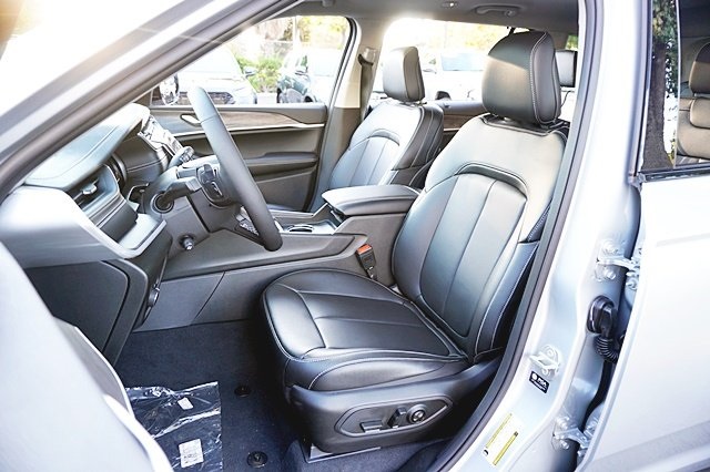 New 2023 Silver Zynith Exterior Paint Jeep Limited image 19