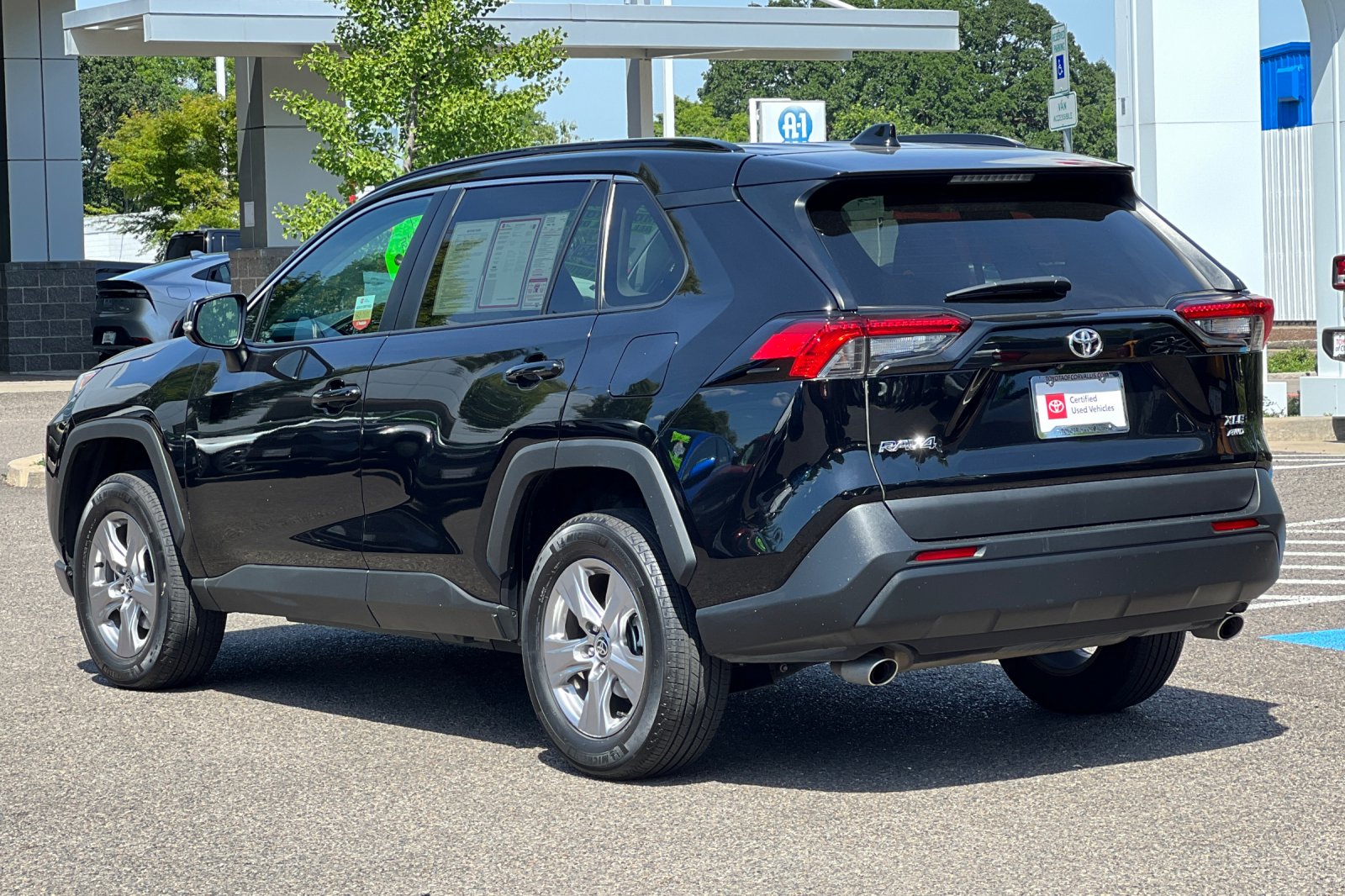 2023 Toyota RAV4 XLE photo 4