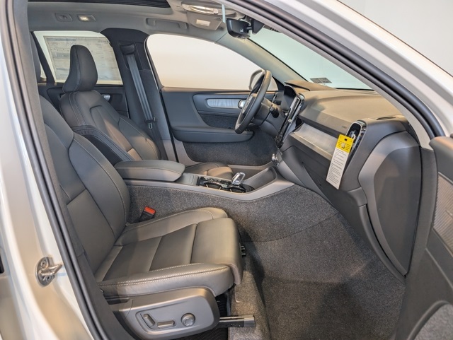 2025 Volvo XC40 photo 26