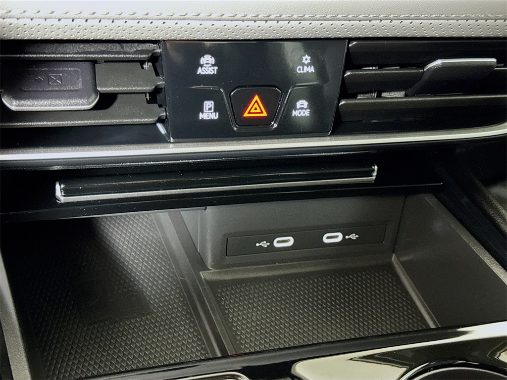 2024 Volkswagen Atlas Peak Edition SEL photo 39