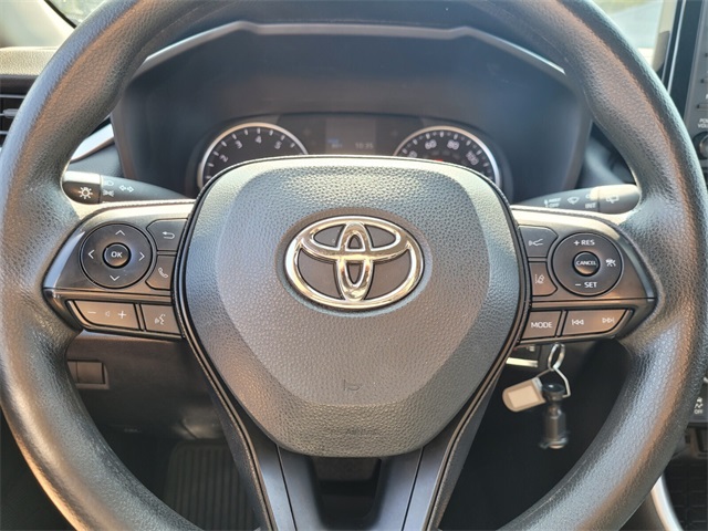 2022 Toyota RAV4 LE photo 19