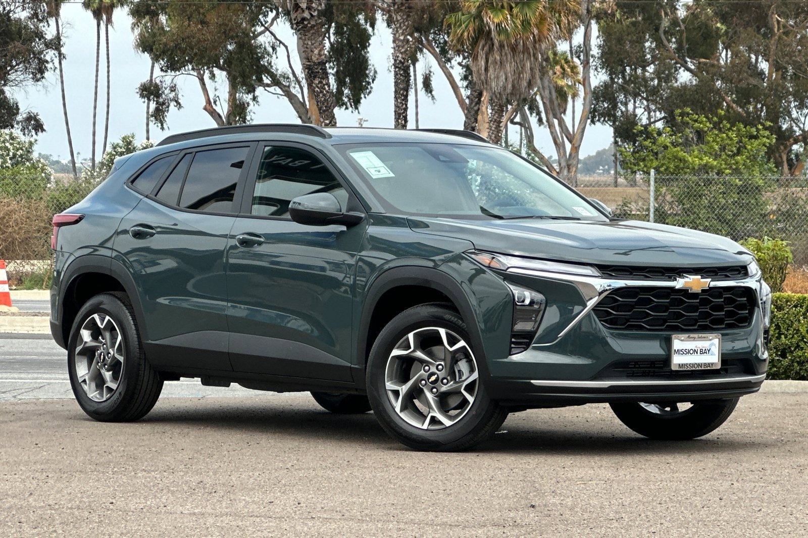 2025 Chevrolet Trax LT photo 2