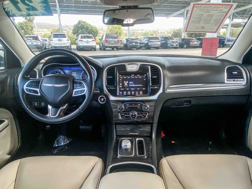 2021 Chrysler 300 Touring photo 9