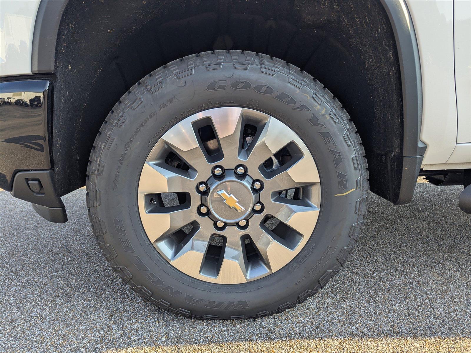 2025 Chevrolet Silverado 2500HD Custom photo 10