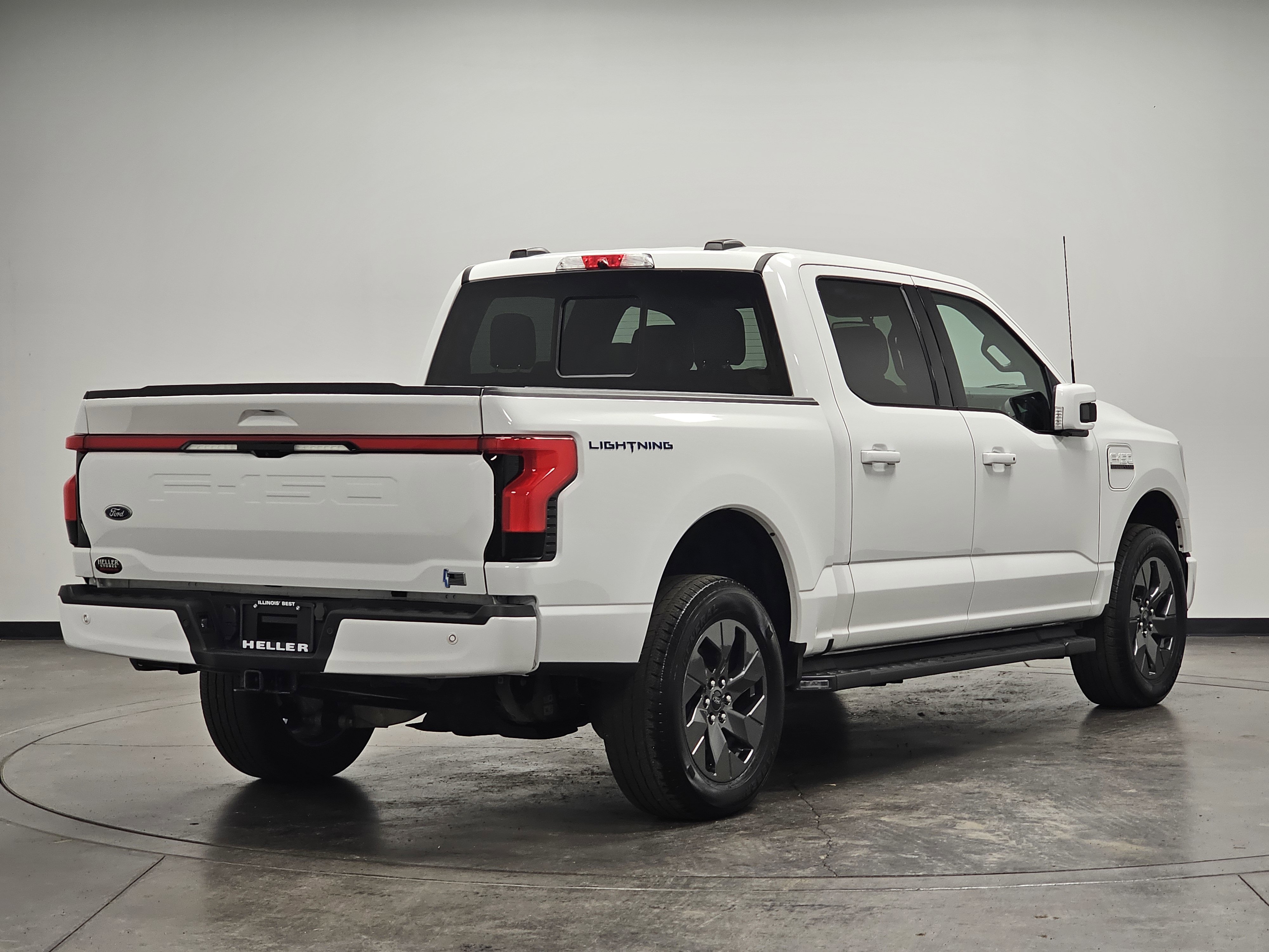 2023 Ford F-150 Lightning Lariat photo 4