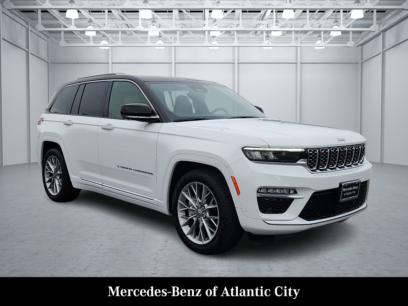 2022 Jeep Grand Cherokee Summit's photo