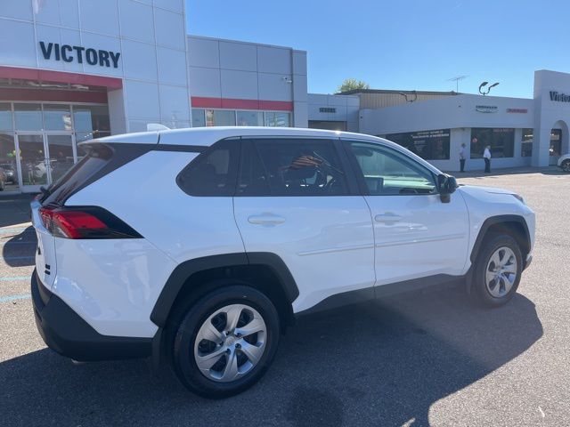 2022 Toyota RAV4 LE photo 4