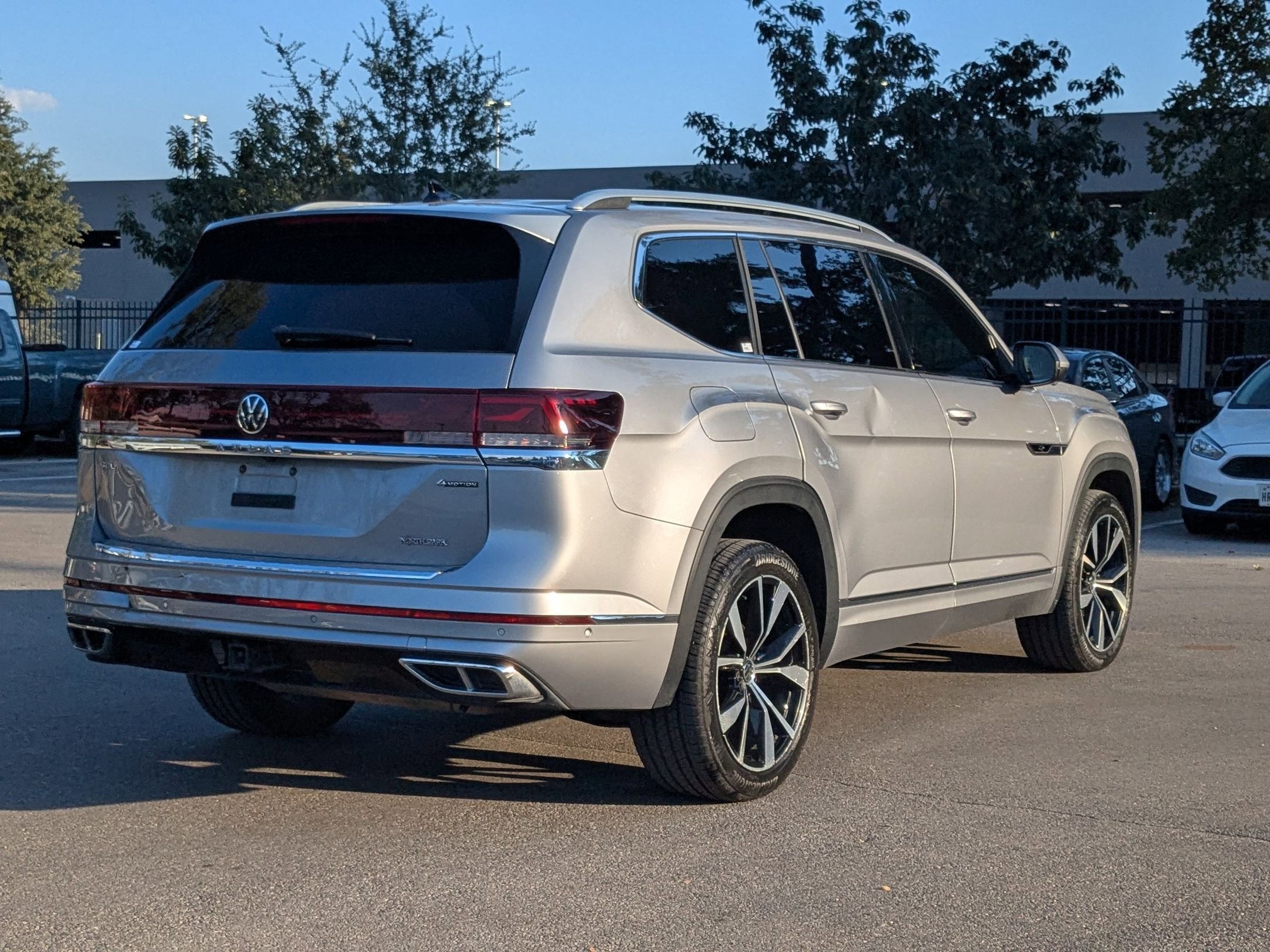 2024 Volkswagen Atlas SEL Premium R-Line photo 2