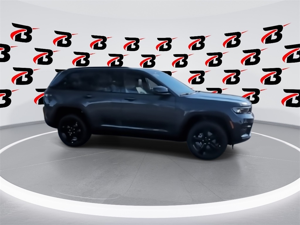 2025 Jeep Grand Cherokee Laredo Altitude photo 2
