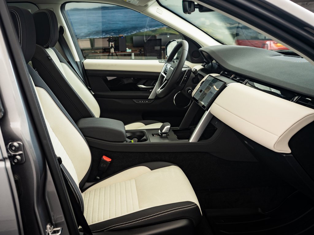 2025 Land Rover Discovery Sport S photo 21