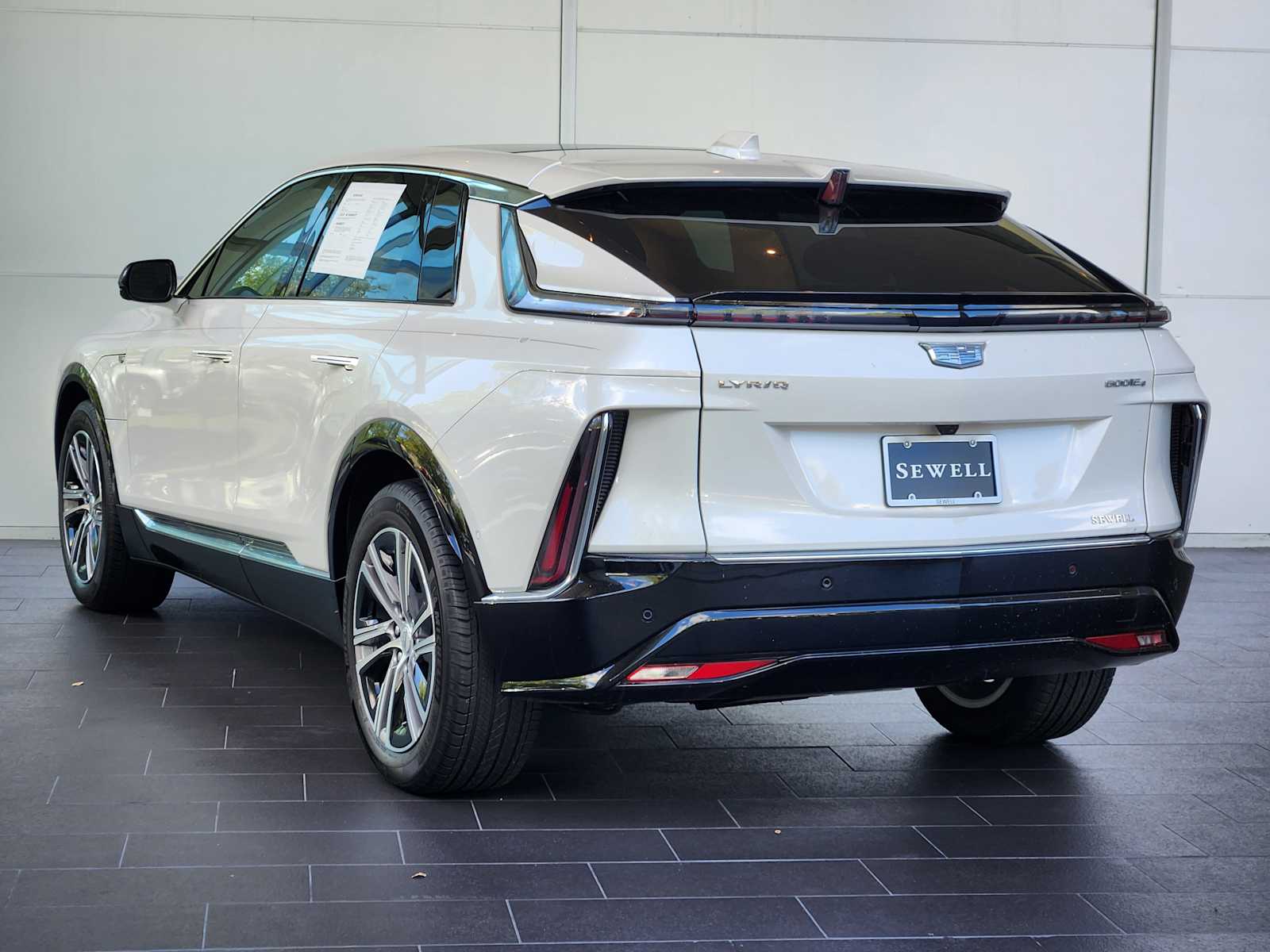 2025 Cadillac Lyriq Luxury photo 4
