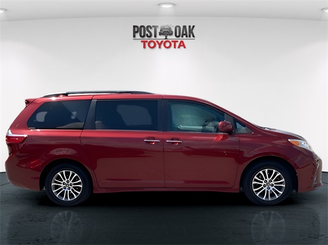 2020 Toyota Sienna XLE photo 9