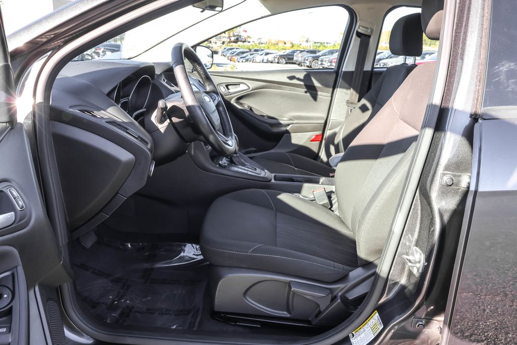 2016 Ford Focus SE photo 4