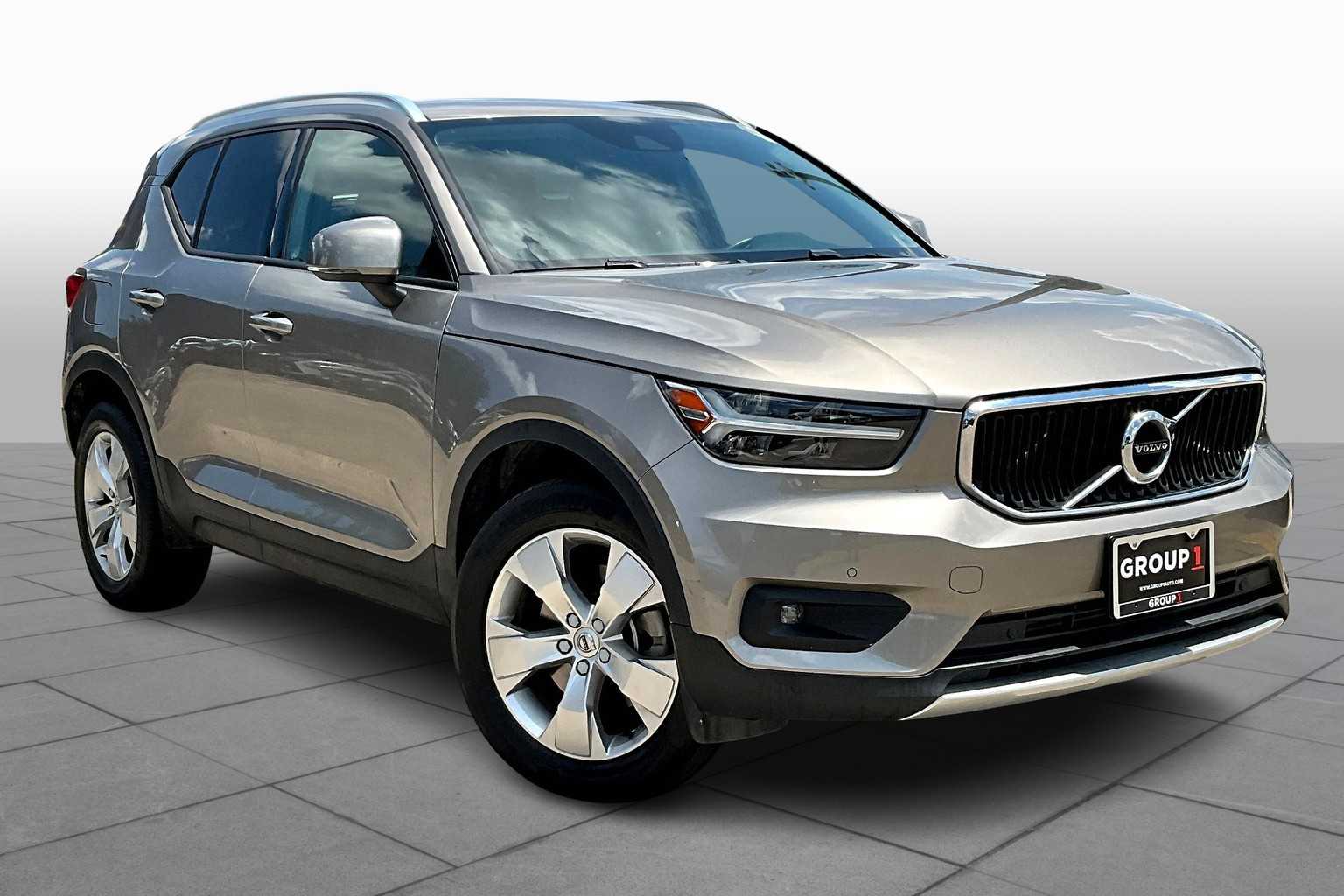 2022 Volvo XC40 Momentum photo 2
