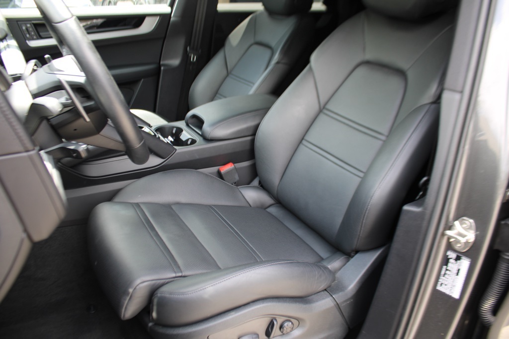 2024 Porsche Cayenne Coupe photo 4