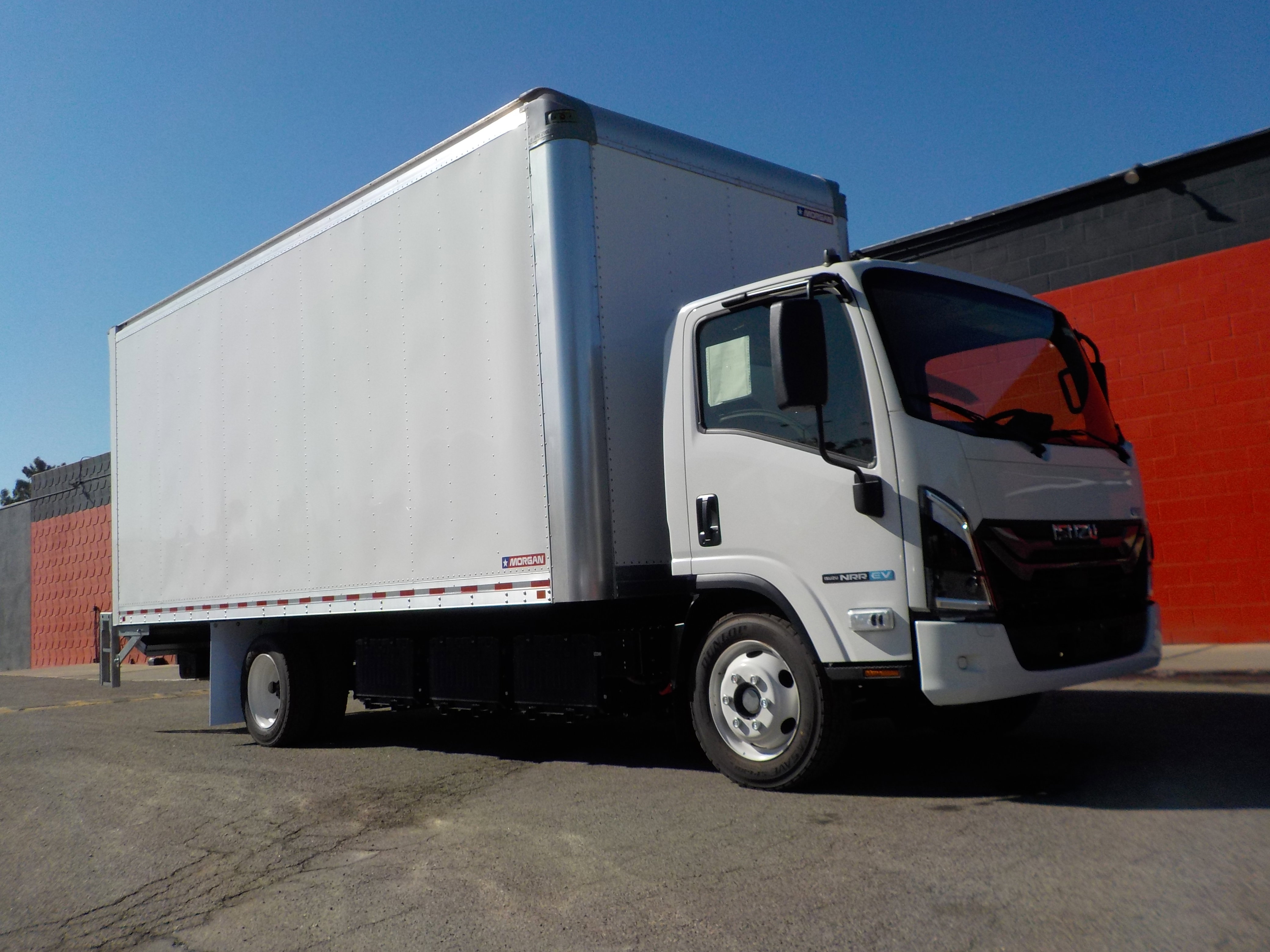 2025 Isuzu NRR photo 3