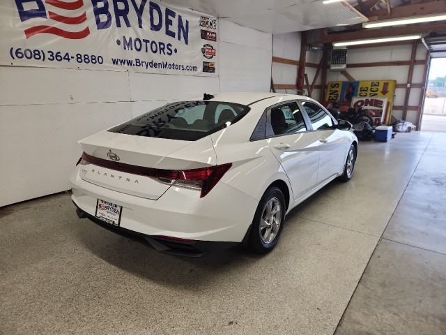 2022 Hyundai Elantra SE photo 3