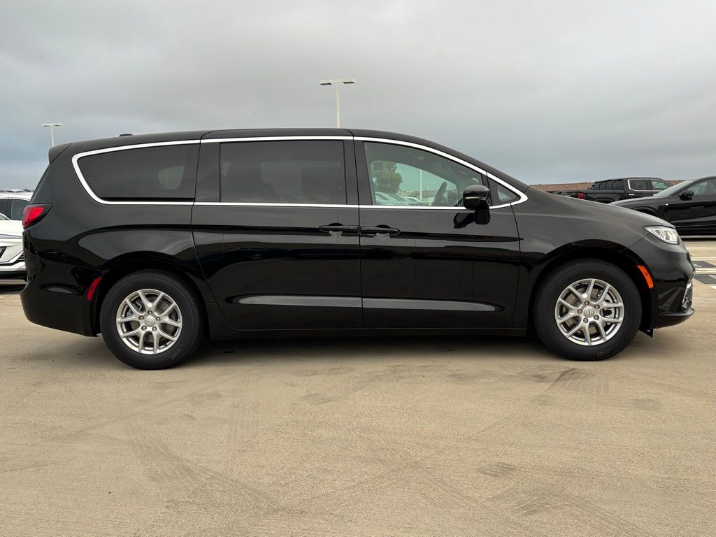 2026 Chrysler Pacifica photo 2