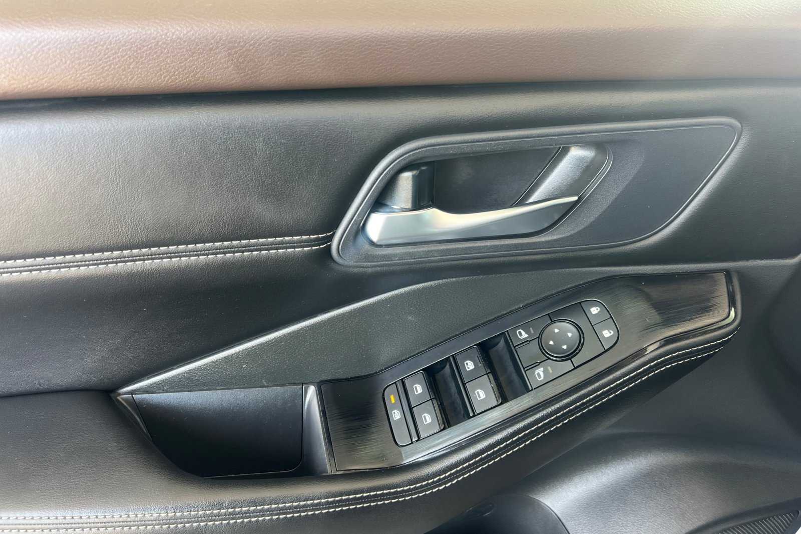 2023 Nissan Rogue SV photo 10