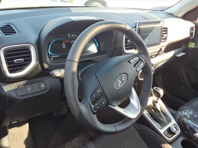 2025 Hyundai Venue SEL photo 12