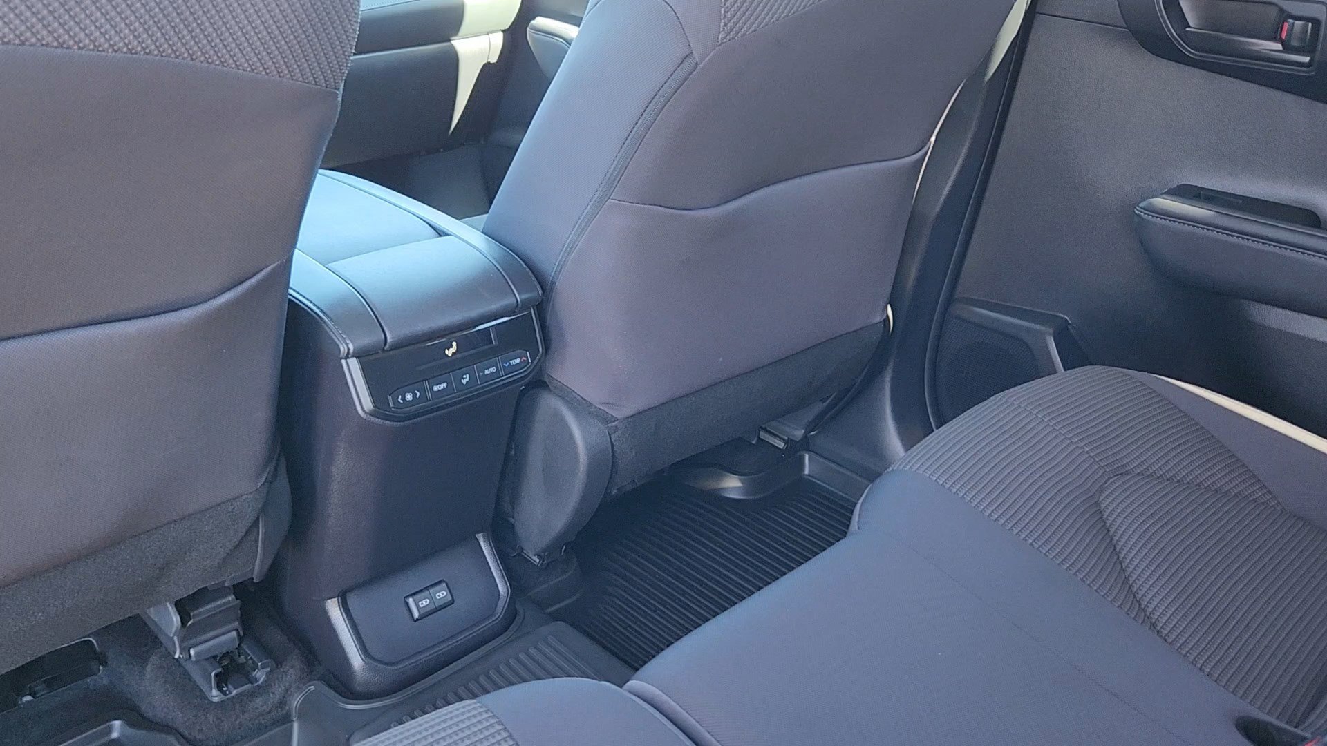 2024 Toyota Highlander Hybrid LE photo 16