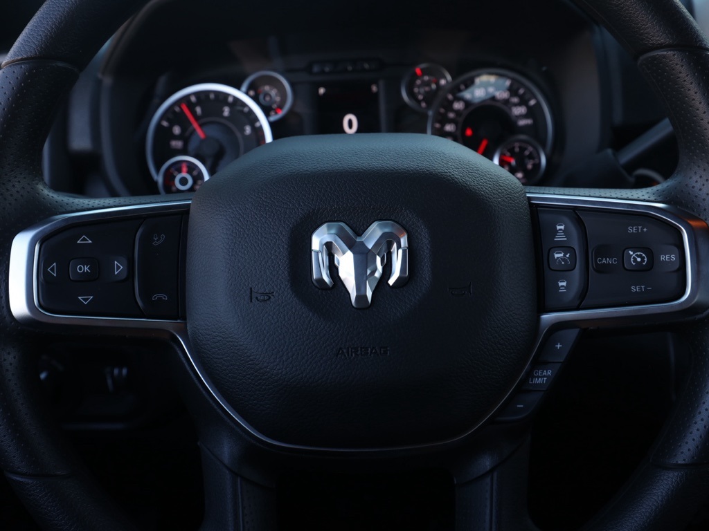 New 2026 Diamond Black Crystal Pearl-Coat Exterior Paint RAM Tradesman image 23