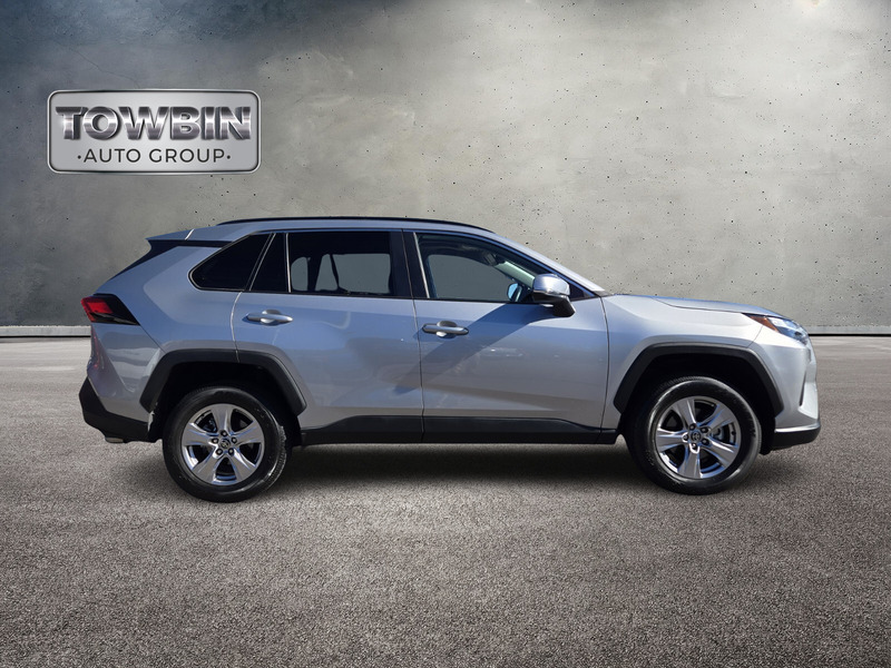 2022 Toyota RAV4 XLE photo 3