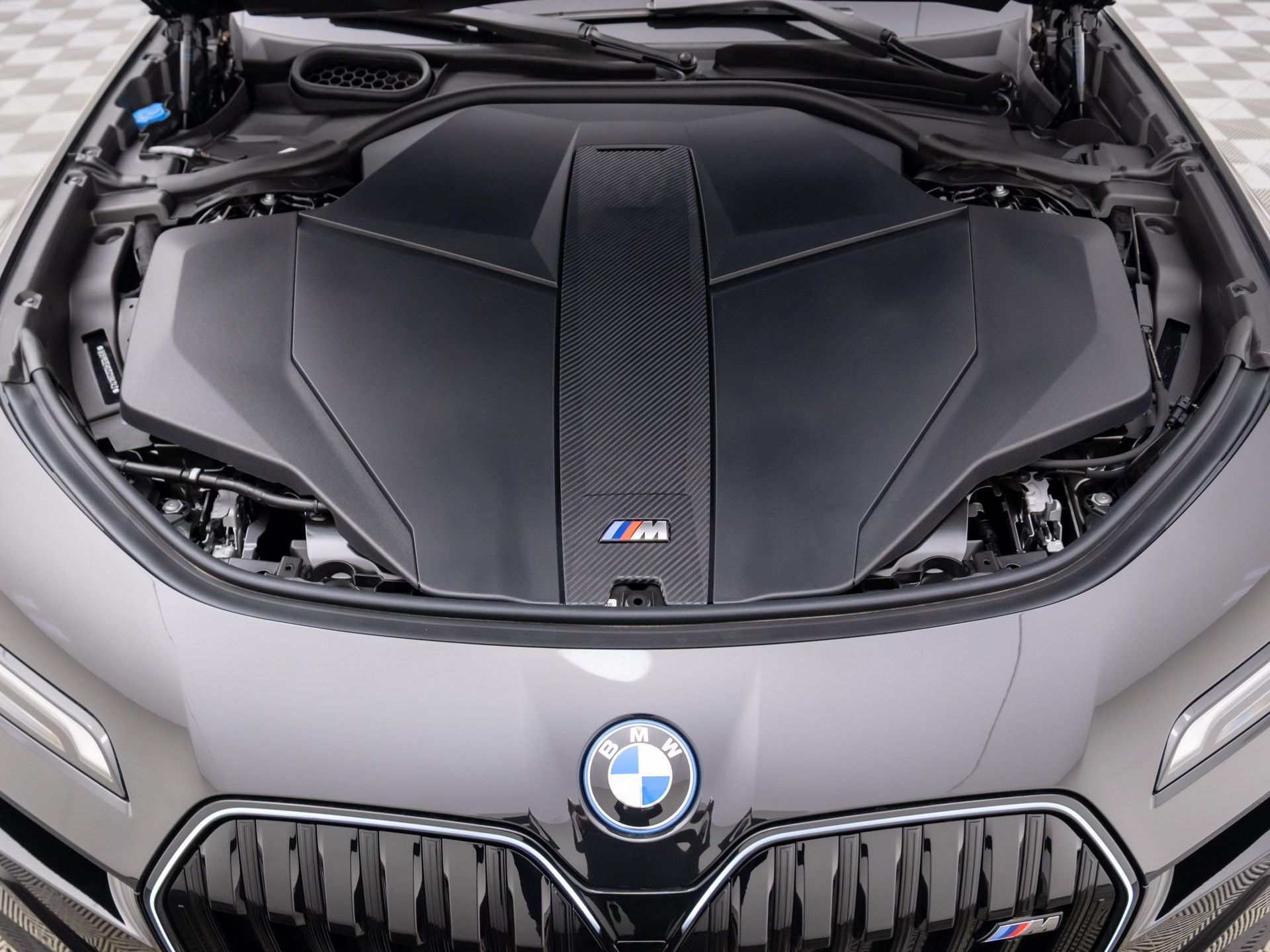 New 2025 Black Sapphire Metallic BMW M70 image 29