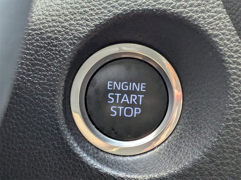 2022 Toyota Corolla Cross LE photo 30