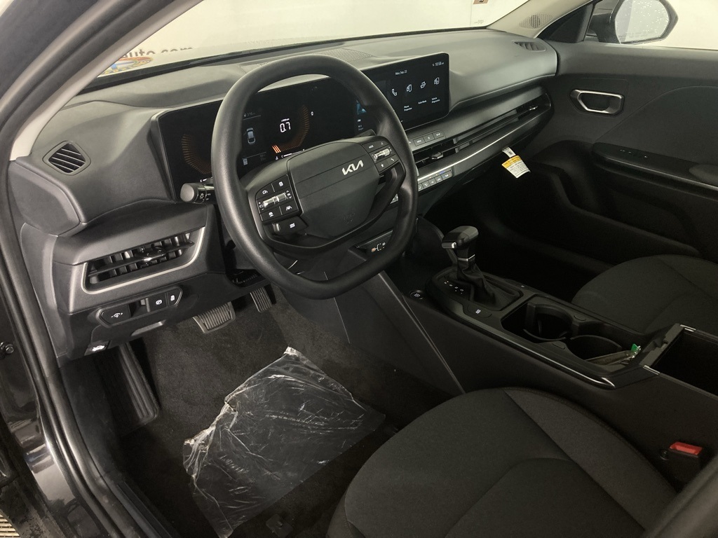 2025 Kia K4 LXS photo 2