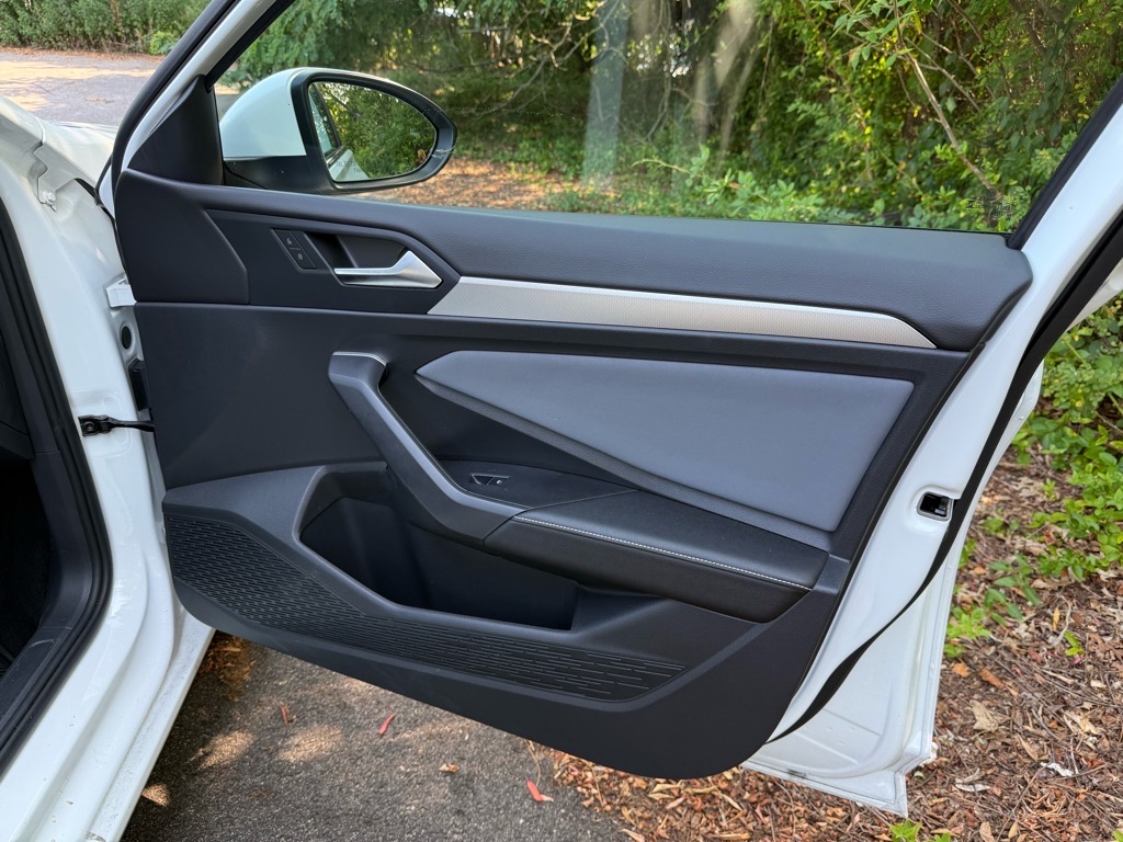 2025 Volkswagen Jetta SE photo 4