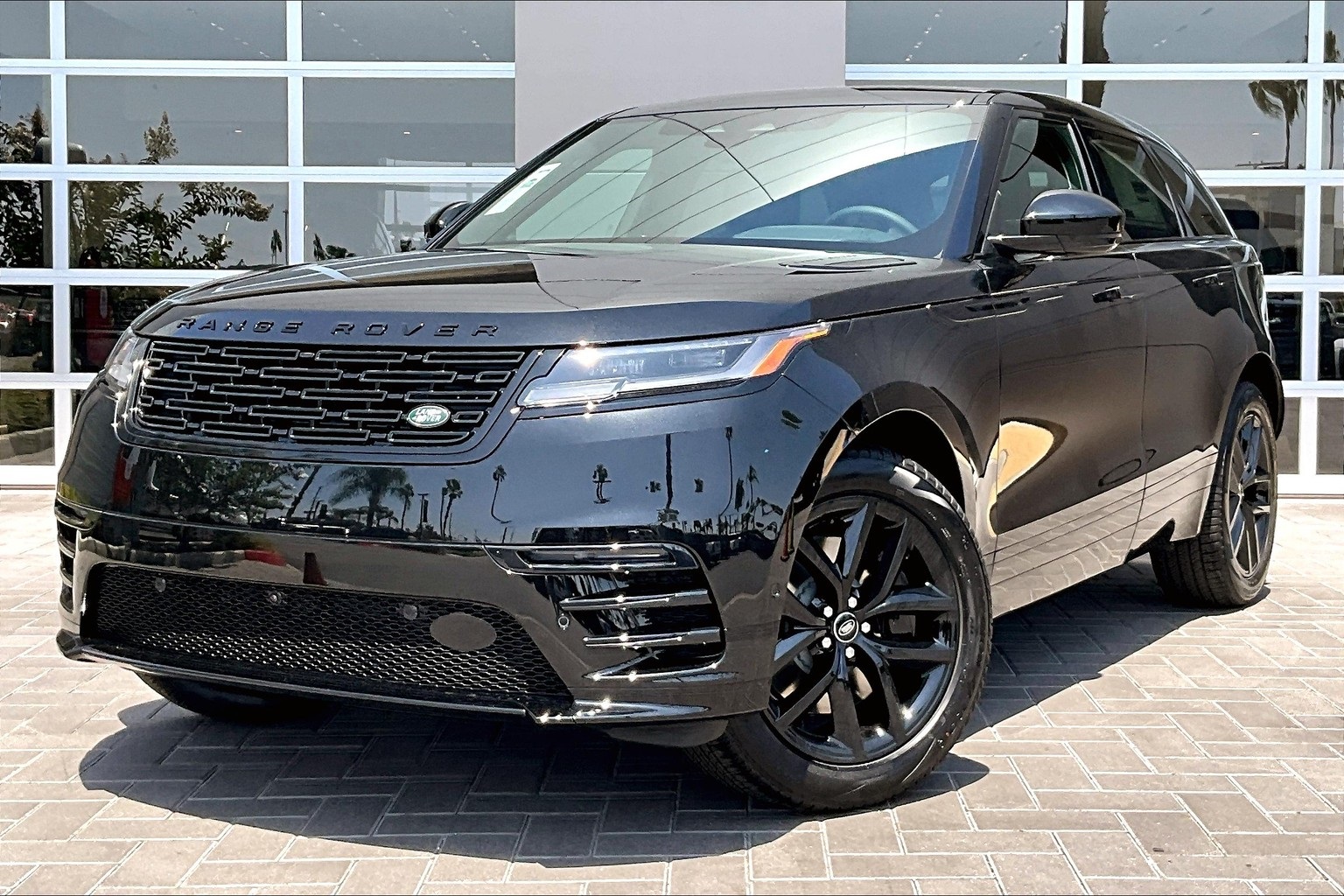 2026 Land Rover Range Rover Velar Dynamic SE's photo