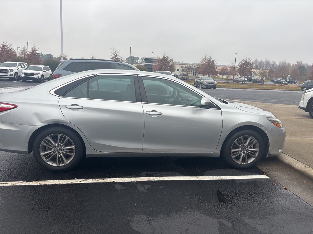 2017 Toyota Camry SE photo 3