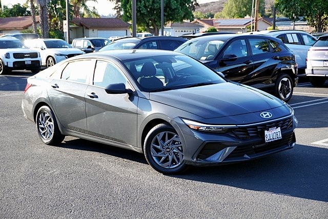 2024 Hyundai Elantra SEL photo 2