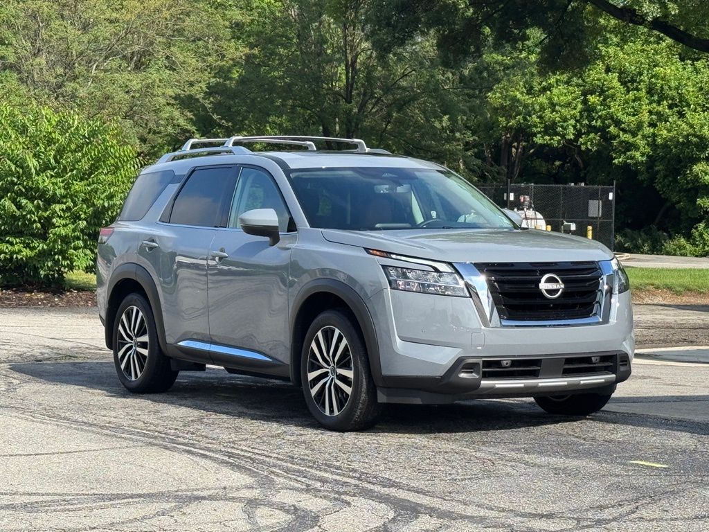 2024 Nissan Pathfinder Platinum's photo